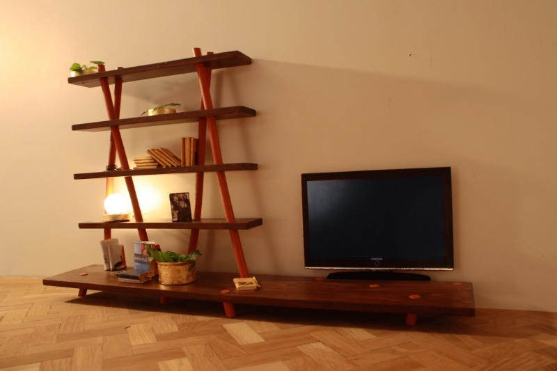 Libreria Angolata: Mobile libreria che sostiene la televisone.