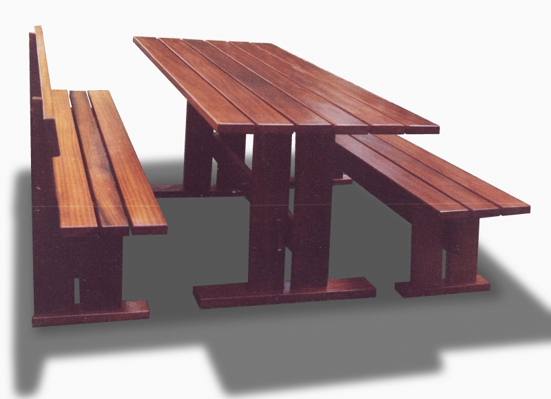 Tavolo Isoke: Tavolo con 2 panche
tutte in iroko 