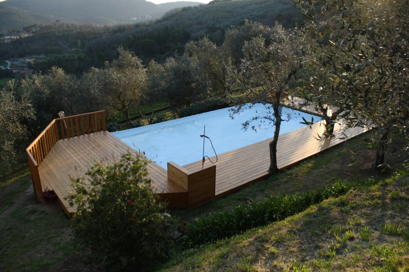 Piscina Promenade: Foto del pavimento in legno di una piscina